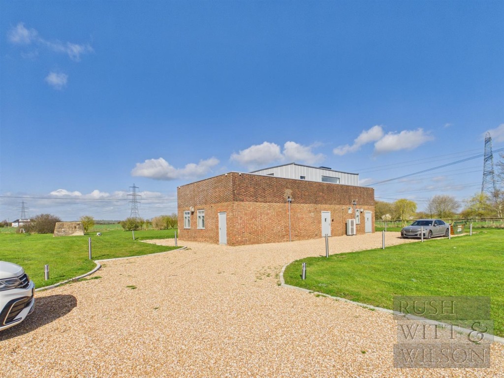 Lot: 100 - WELL PRESENTED DETACHED HOUSE - Driveway